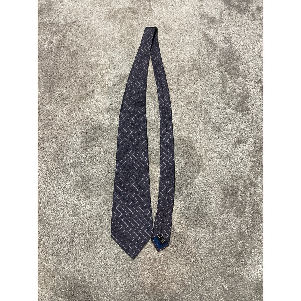 Gucci Men's Tie 100% Silk Gray Geometric Chevron Pattern Made in Italy